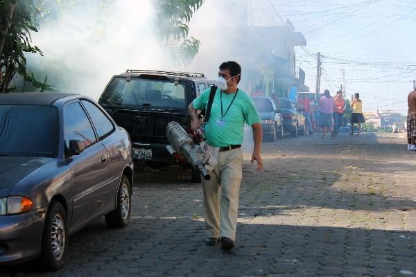 Trabajadores del  centro de Salud de Coatepeque efectúan   jornada de fumigación.