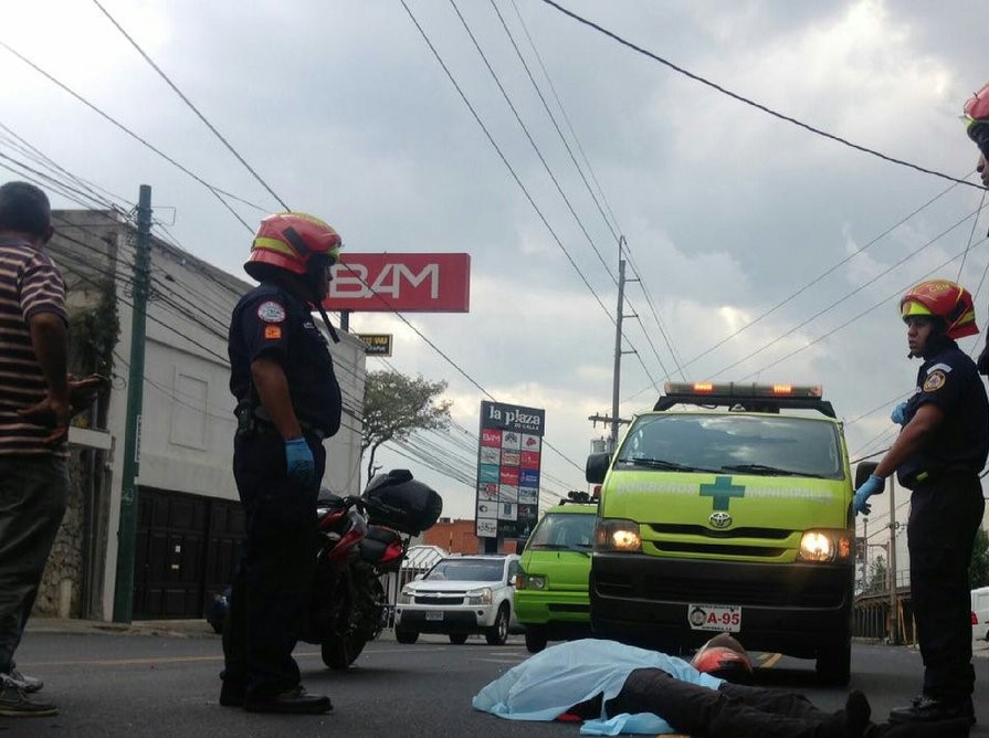 Un motorista murió en un accidente de tránsito. (Foto Prensa Libre: Bomberos Municipales)
