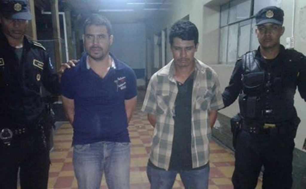 Los dos capturados sindicados de un crimen, en Esquipulas. (Foto Prensa Libre: PNC).