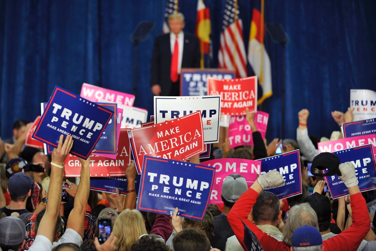 Donald Trump recibe el apoyo de cientos de simpatizantes en una universidad de Colorado. (Foto Prensa Libre: AFP).