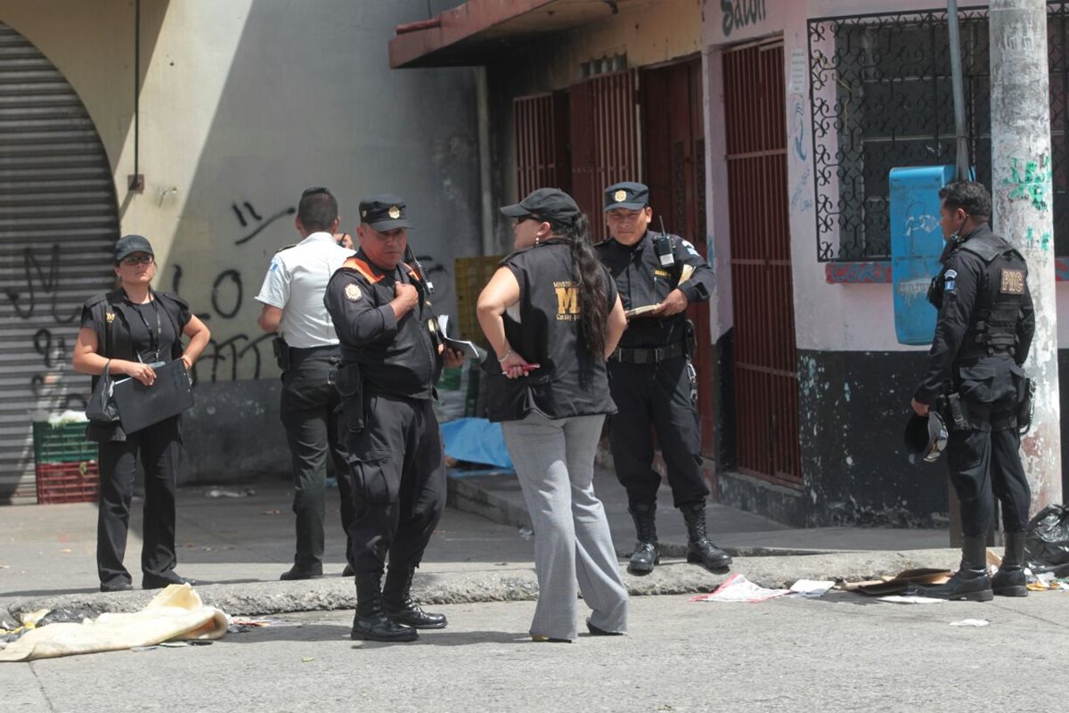 El cuerpo de una mujer no identificada quedó tentido en el ingreso al mercado de la colonia Santa Luisa, zona 6. (Foto Prensa Libre: Érick Ávila)