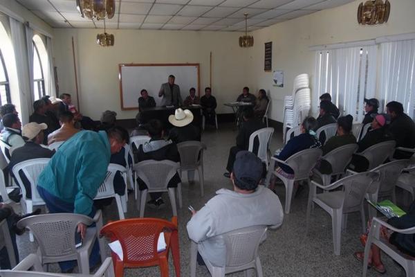 Autoridades y pobladores de Tecpán Guatemala se reunieron para tratar sobre el brote de rabia bovina detectado en tres municipios. (Foto Prensa Libre: José Rosales Pinzón)