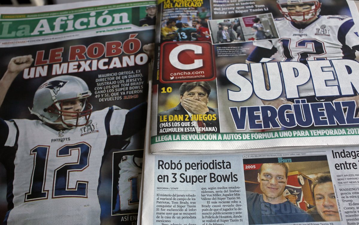 Las portadas de los diarios hablando acerca del robo de la camisola de Tom Brady. (Foto Prensa Libre: AP)