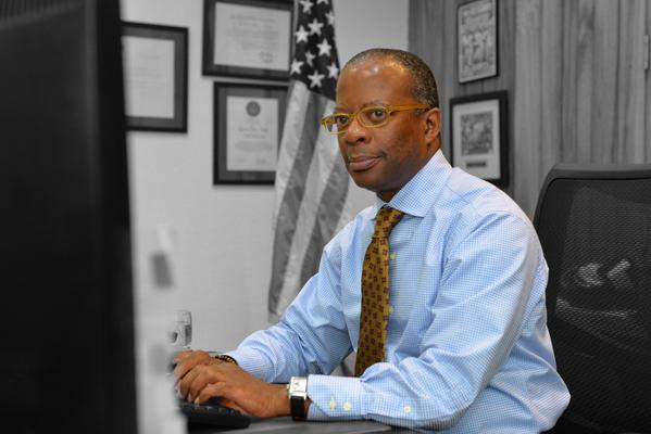 La corrupción y la falta de transparencia están matando este país dijo Robinson  a la prensa en Guatemala. (Foto Prensa Libre: @usembassyguate)