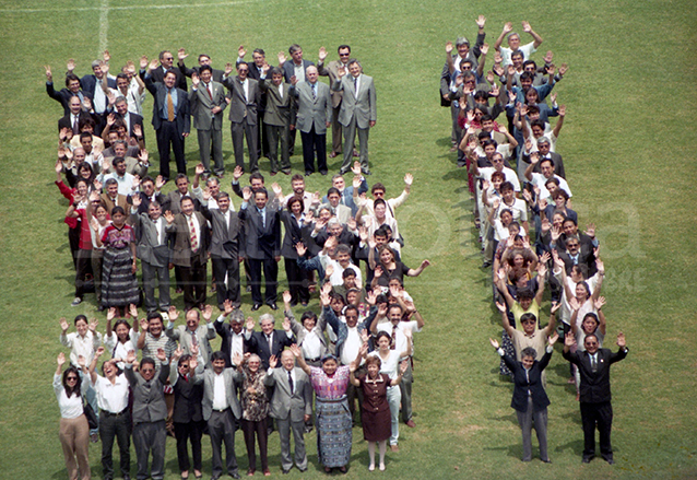 Diversas agrupaciones sociales y personas individuales hicieron campaña por el Sí antes de la consulta popular de 1999. En la imagen, una pieza publicitaria grabada en el entonces estadio Mateo Flores. (Foto: Hemeroteca PL)