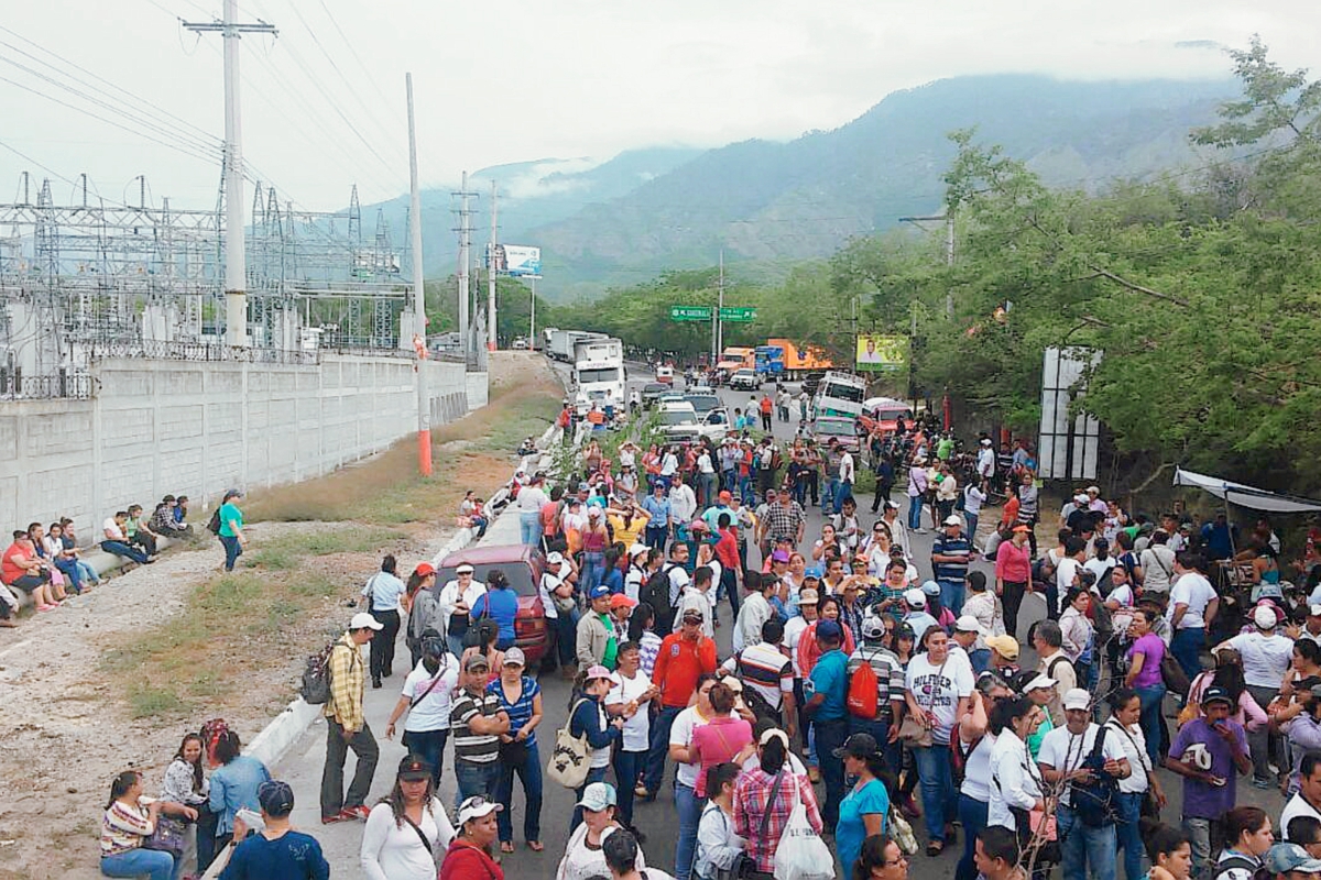 El grupo de manifestantes bloquean el paso en el km 136 de la ruta al Atlántico, Río Hondo, Zacapa. (Foto Prensa Libre: Edwin Paxtor)