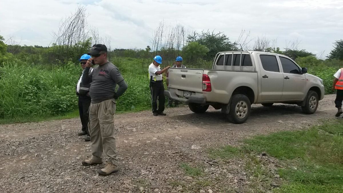 Seguridad de la empresa Jaguar Energy mantiene retenidos a varios periodistas entre ellos corresponsal de Prensa Libre. (Foto Prensa Libre: Carlos Paredes)