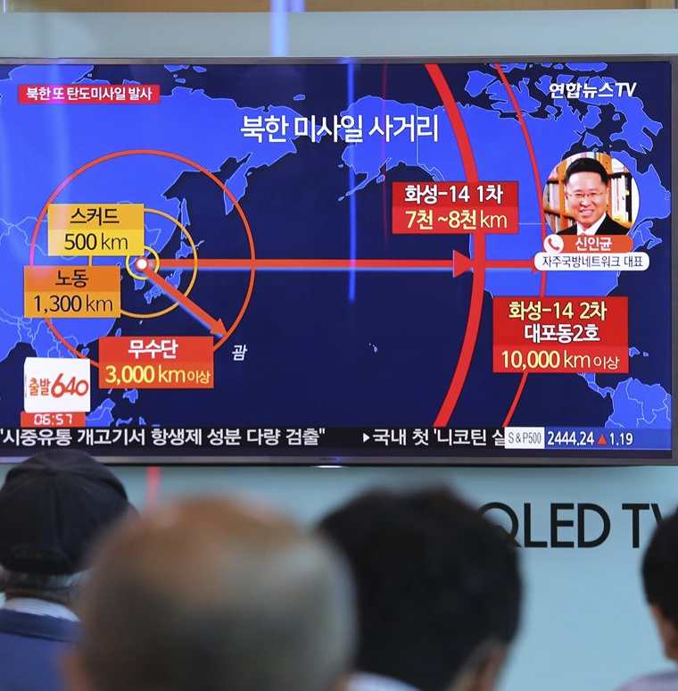 Varias personas se informan sobre el lanzamiento de misiles de Corea del Norte.(AP).