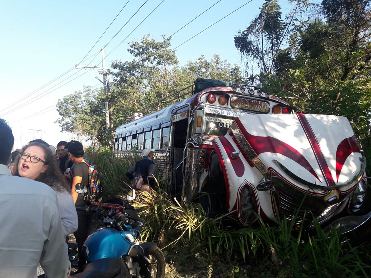 Pasajeros observan el bus de los transportes Atiteca que colisionó de frente con el automóvil. (Foto Prensa Libre: Enrique Paredes)