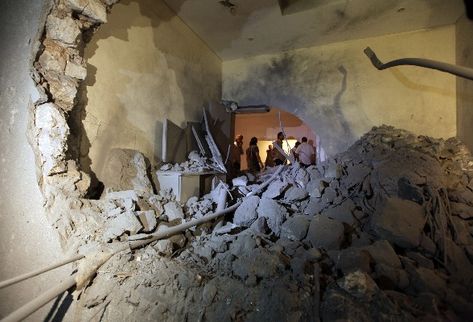 Fotografías proporcionadas  por el gobierno libio muestran los daños por el bombardeo aéreo en la casa donde murió Saif al Arab Gadafi, en Trípoli.