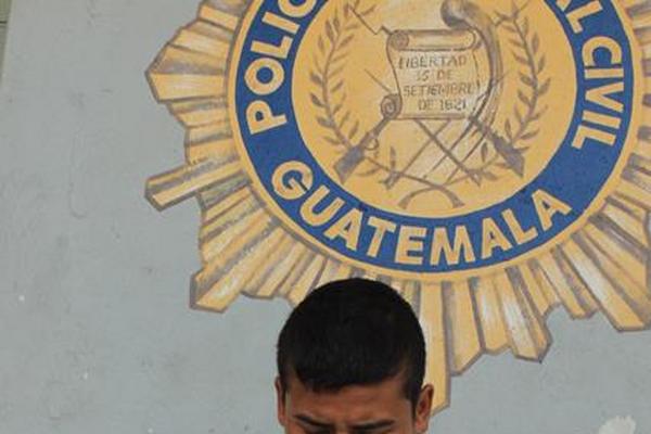 Elder Iván Mendoza Rodas, vinculado a estructura de sicarios los  Porteños, se entregó en la Comisaría 31, en Escuintla. (Foto Prensa  Libre: Enrique Paredes)