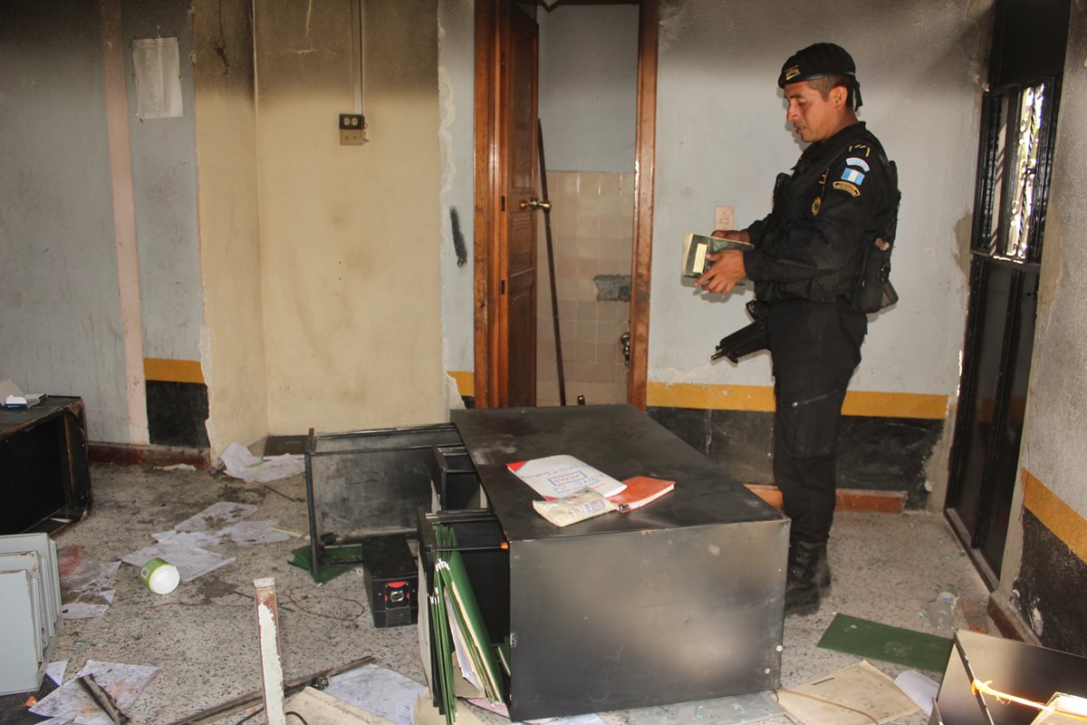 La subestación de la Policía Nacional Civil de Barillas, Huehuetenango, fue incendiada por pobladores y expulsaron a los agentes en el 2013.