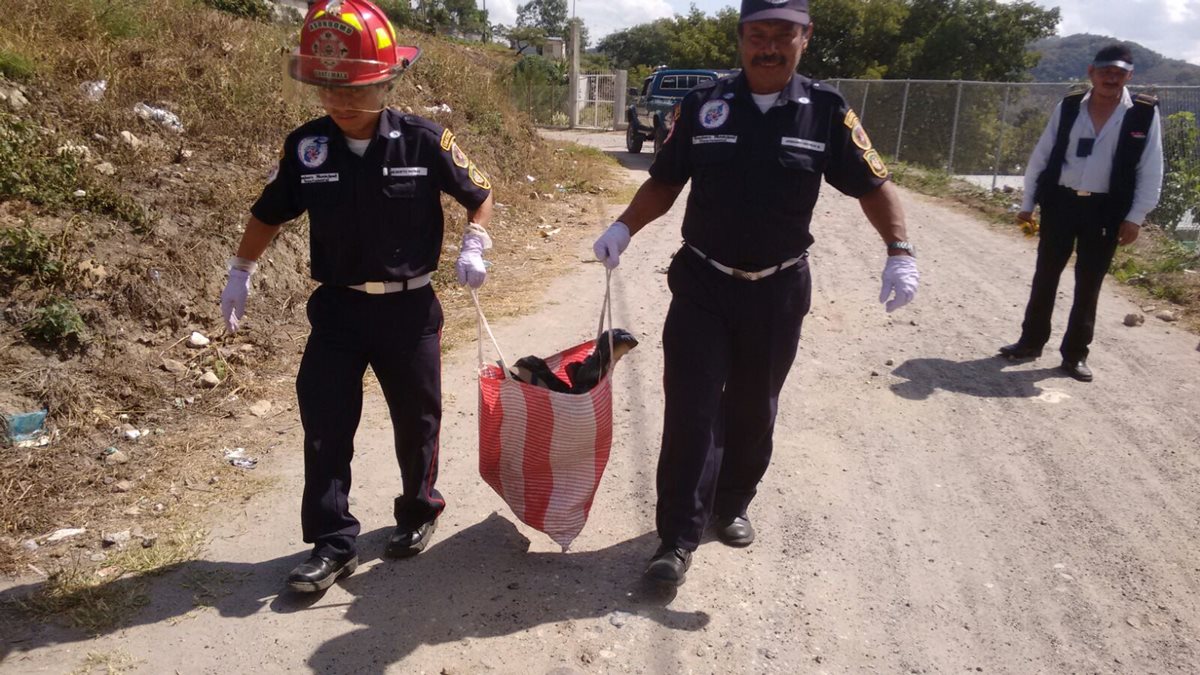 Bomberos trasladan los restos humanos para la morgeue del Inacif. (Foto Prensa Libre: Estuardo Paredes)