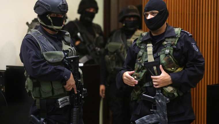 Agentes de la Policia Nacional Civil de El Salvador son blanco de ataques por parte de pandilleros. (Foto Prensa Libre: EFE).