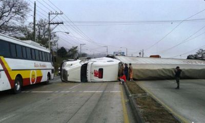El accidente complica el tránsito de vehículos en la ruta al Atlántico. (Foto Prensa Libre: Provial)