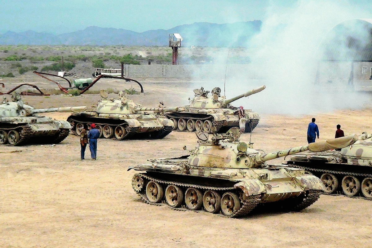 Tanques y tropas del gobierno de yemen vigilan una ciudad cercada a Adén, tomada por reveldes hutíes. (Foto Prensa Libre: AP)