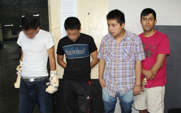 Dos adultos y dos menores capturados en la zona 18, son trasladados a la Torre de Tribunales. (Foto Prensa Libre: Cortesía PNC)