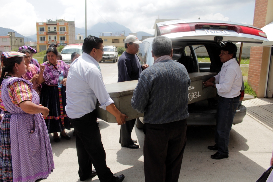 Cadáver de le exreina es retirado de la morgue de Quetzaltenango. (Foto Prensa Libre: María José Longo)