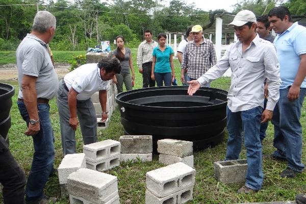 Personal del Cudep recibe capacitación sobre cultivo de pez blanco, en Petén. (Foto Prensa Libre: Rigobero Escobar)<br _mce_bogus="1"/>