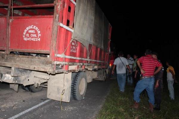 Vecinos y policías permanecen cerca del camión contra el cual chocaron los jóvenes. (Foto  Prensa Libre: Rigoberto Escobar)<br _mce_bogus="1"/>