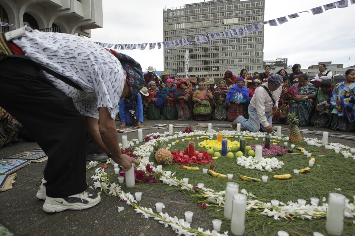 Familiares y víctimas del conflicto armado conmemoran frente a la CSJ el Día de la Dignidad de las Víctimas. (Foto Prensa Libre: Edwin Bercián)