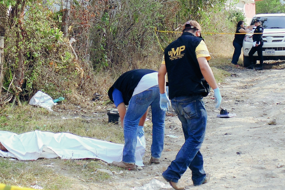 Cadáver de uno de los ultimados en El Carrizal Grande. (Foto Prensa Libre: Hugo Oliva)