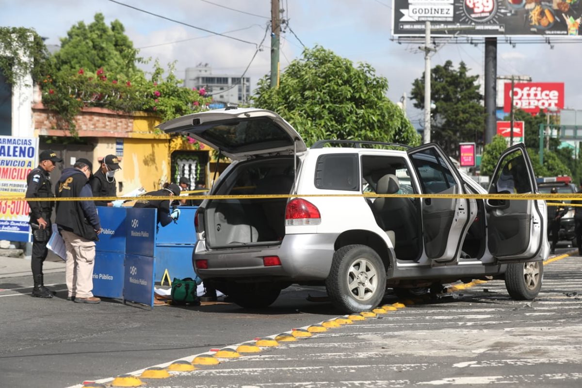 Una mujer murió en un accidente de tránsito registrado en el bulevar Los Próceres y 20 avenida de la zona 10 capitalina. (Foto Prensa Libre: Óscar Rivas)