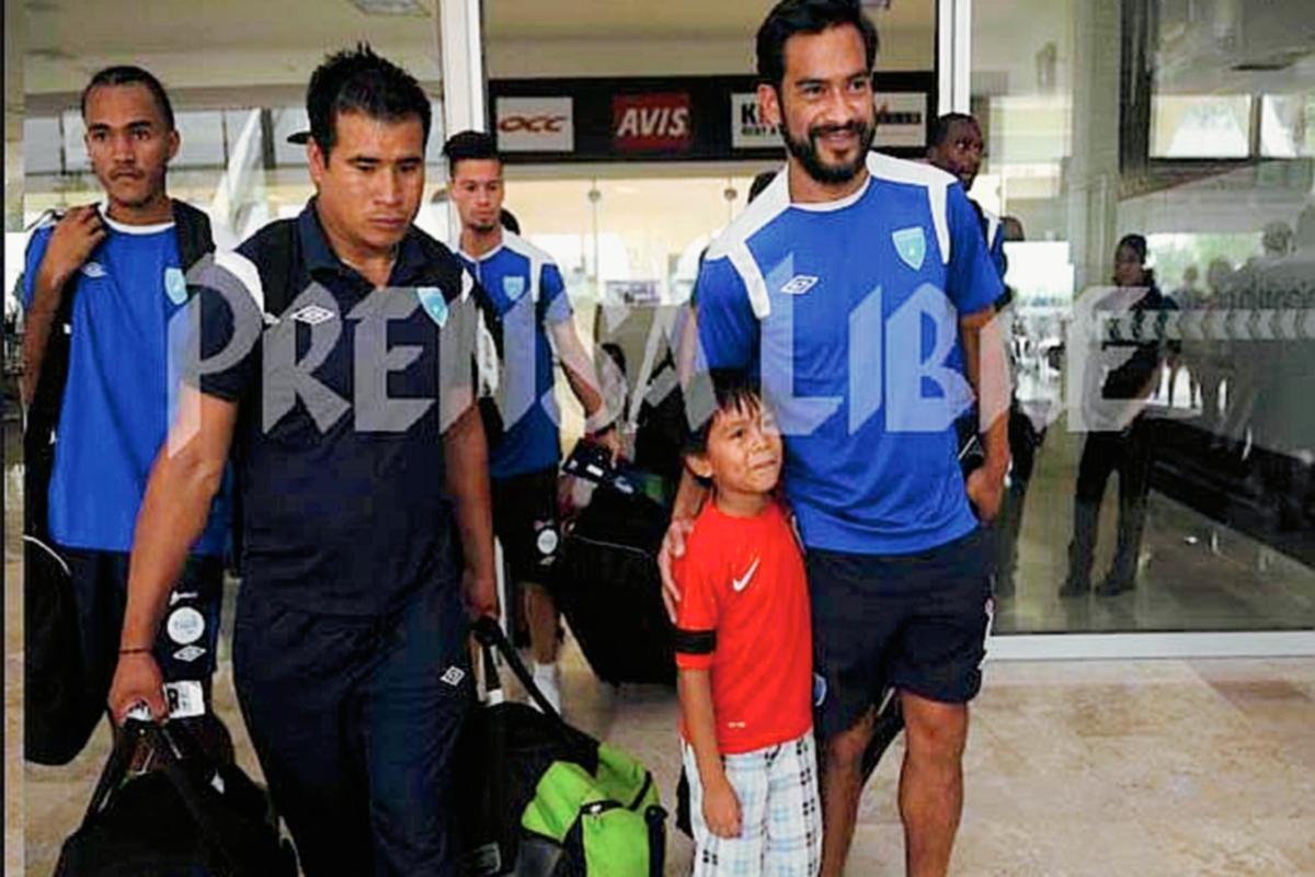 Los seleccionados guatemaltecos a su arribo en Tuxtla, Carlos Ruiz es el más buscados por los aficionados. (Foto Prensa Libre: Óscar Felipe)