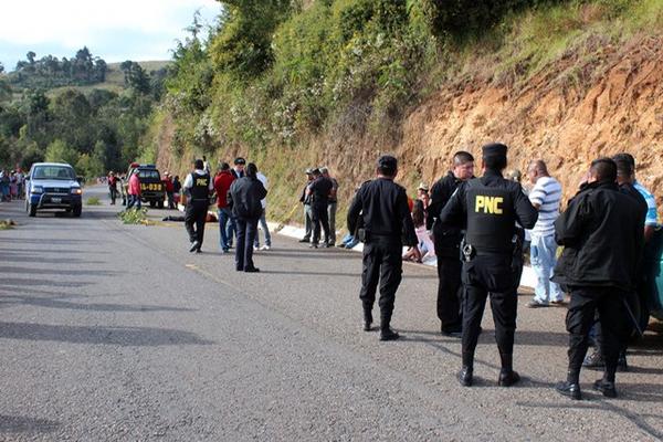 PNC espera la llegada del MP para analizar la escena del crimen. (Foto Prensa Libre: Hugo Oliva)<br _mce_bogus="1"/>
