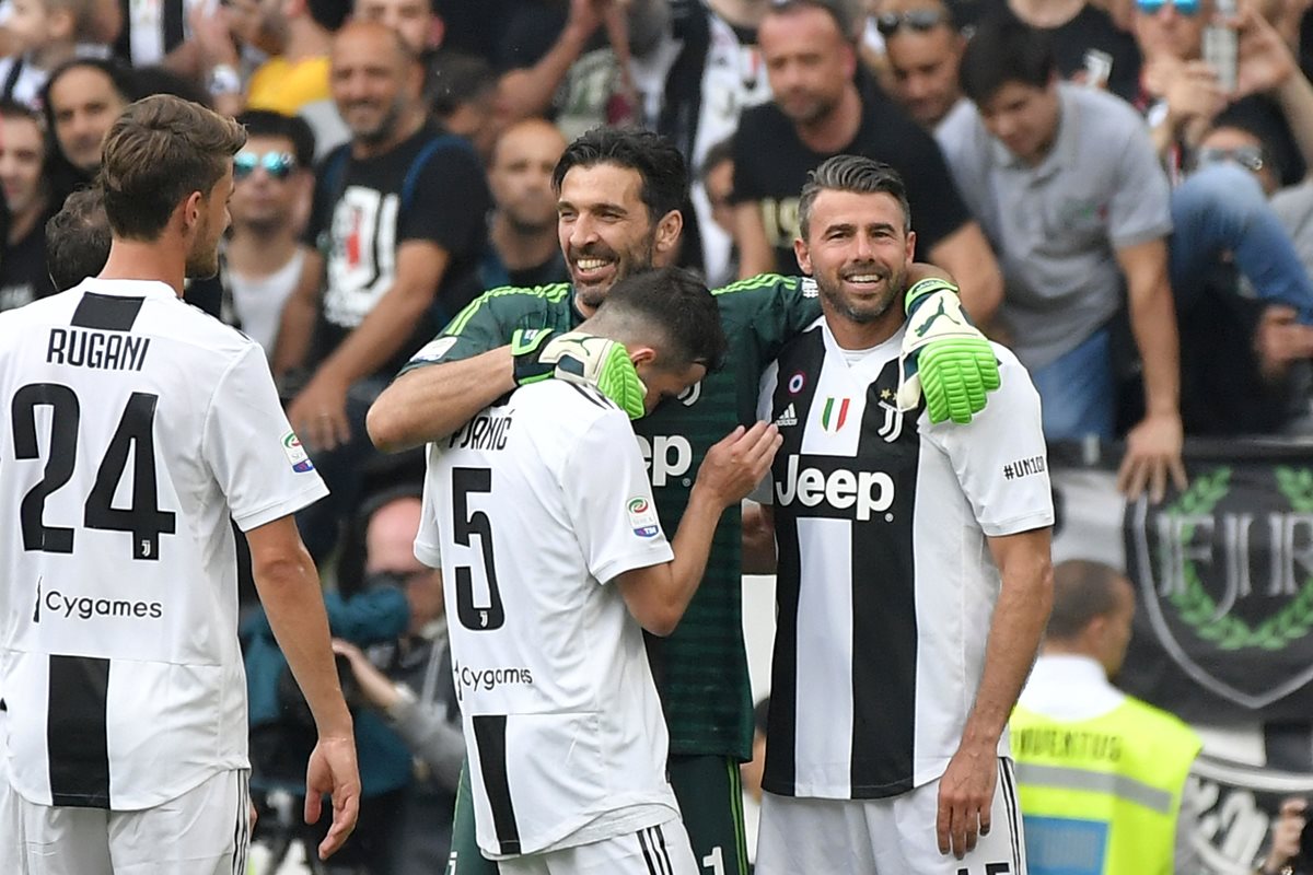 Buffón siempre fue muy unido con sus compañeros de equipo, tanto como en la Juventus como en la Selección italiana. (Foto Prensa Libre: AFP)