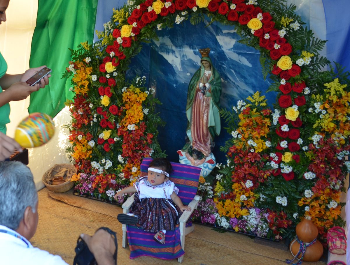 Niña vestida con traje típico visita, junto a sus padres, la iglesia de Retalhuleu. (Foto Prensa Libre: Jorge Tizol)