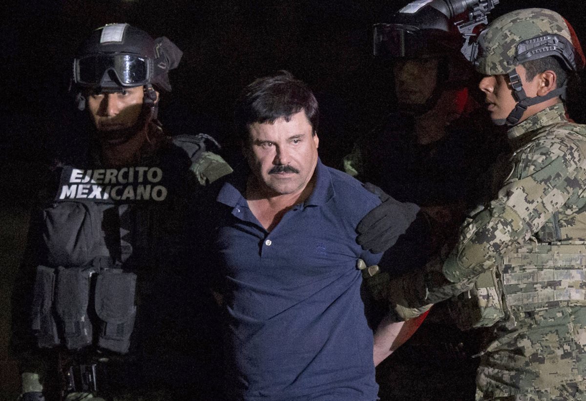 "El Chapo" Guzmán es trasladado al penal de máxima seguridad en el estado de México. (Foto Prensa Libre: AP)