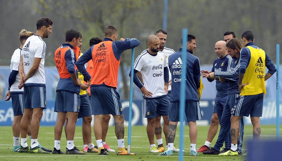 La albiceleste aún sigue en busca de clasificarse al Mundial de Rusia. (Foto Prensa Libre: AFP)