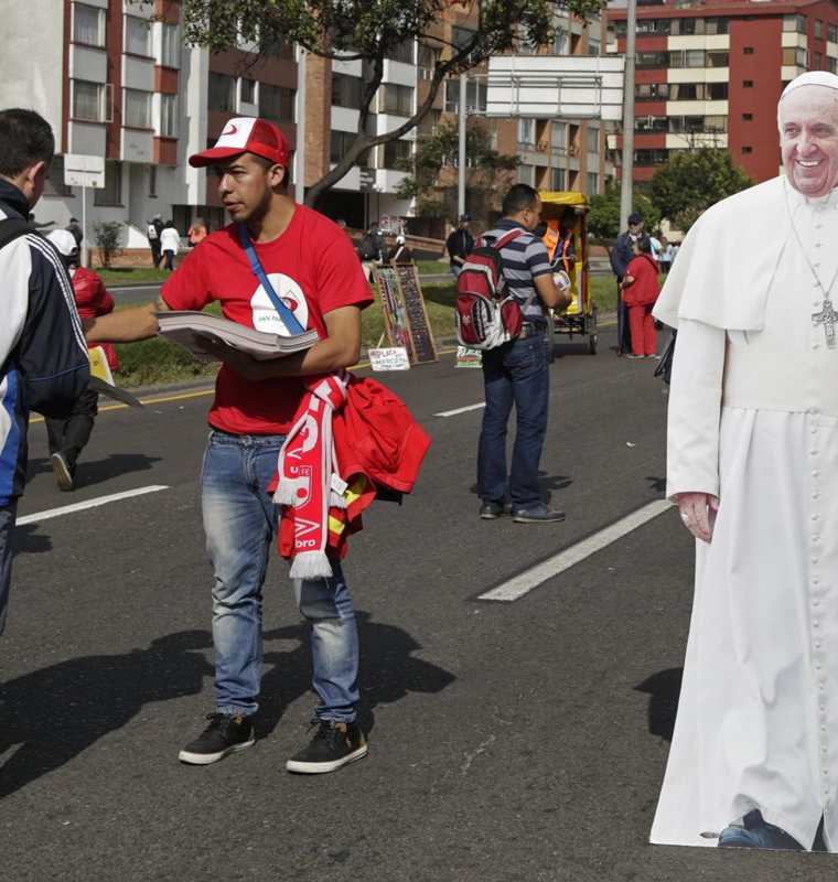 Varios productos con la imagen del papa Francisco son comercializados en las calles de Bogotá. (Foto Prensa Libre: EFE)
