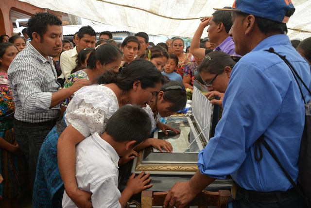 Familiares de Lebni Agustín Yax Yaxón muestran su pesar por la muerte del migrante. (Foto Prensa Libre: Édgar René Sáenz)