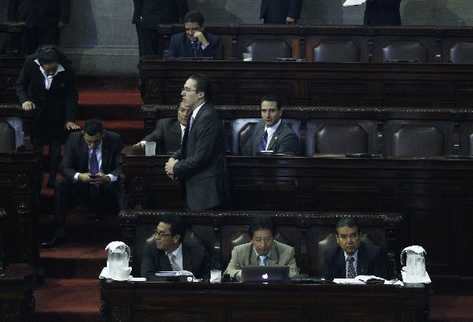 El ministro de Cultura, Carlos Batzín —sentado, al centro—, dio a conocer los contratos cuestionados: uno, en la interpelación, y los otros, en documentos enviados al bloque de Líder.