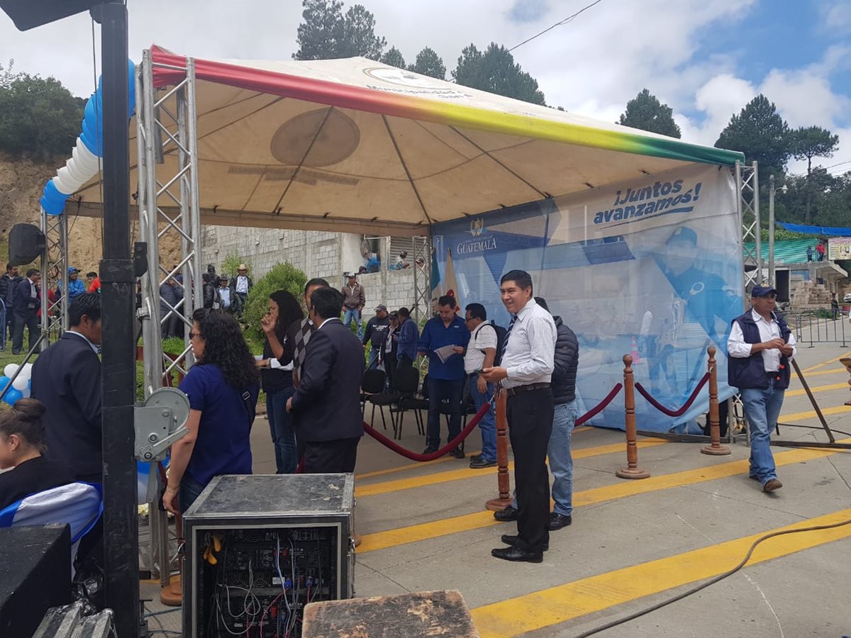 Encargados del evento improvisaron un escenario para que le mandatario diera por inaugurados los trabajos de pavimentación en San Lorenzo, San Marcos. (Foto Prensa Libre: Whitmer Barrera)