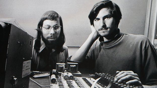 Steve Wozniak y Steve Jobs, fundadores de Apple, cuando comenzaron la empresa. FOTO: GETTY IMAGES