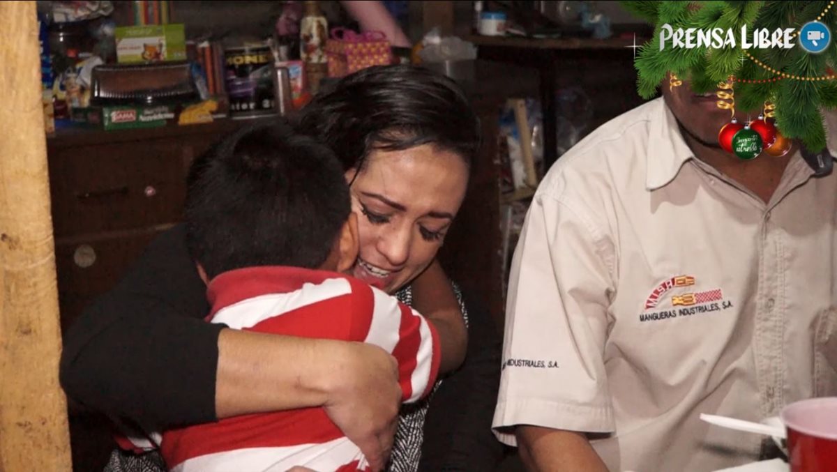 Marcos, el hijo menor de la familia, abraza a Annie de Vettorazzi por la inesperada velada que recibieron. (Foto Prensa Libre: Gabriela López)