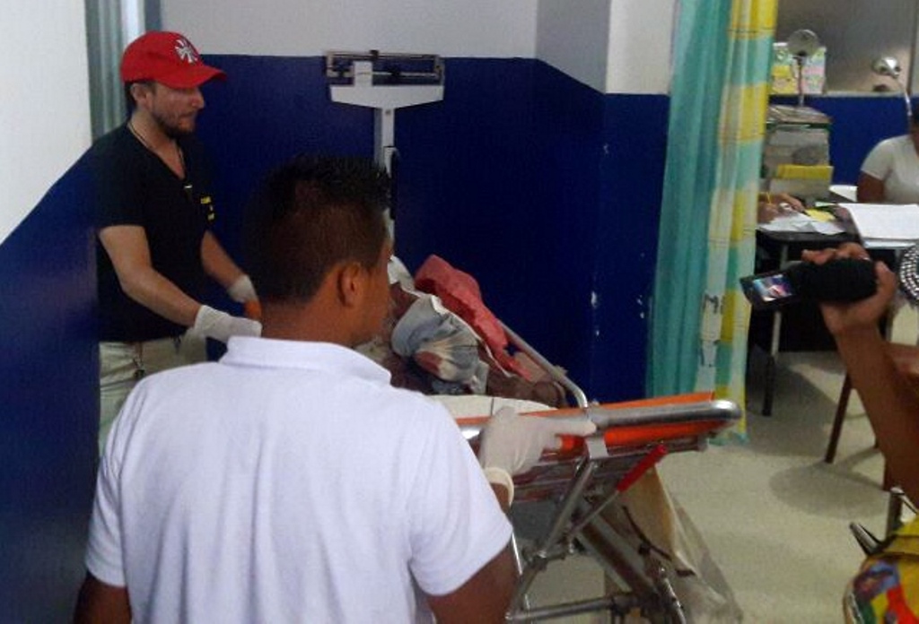 La víctima es trasladada a la emergencia del Hospital Nacional de Jalapa. (Foto Prensa Libre: Hugo Oliva)