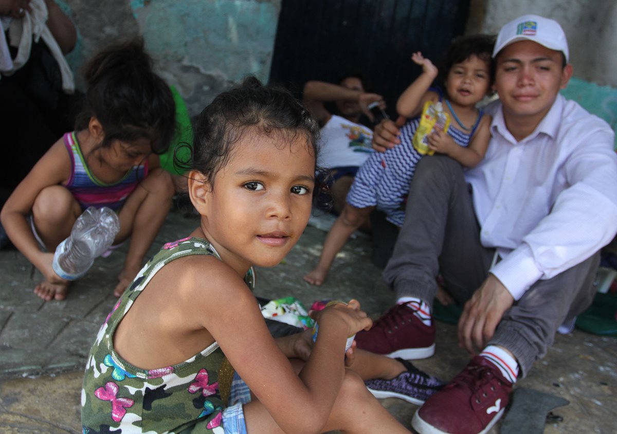 Una niña y su familia descansan en un sector del municipio de Pijijiapan, Chiapas, México. (Foto Prensa Libre: EFE)
