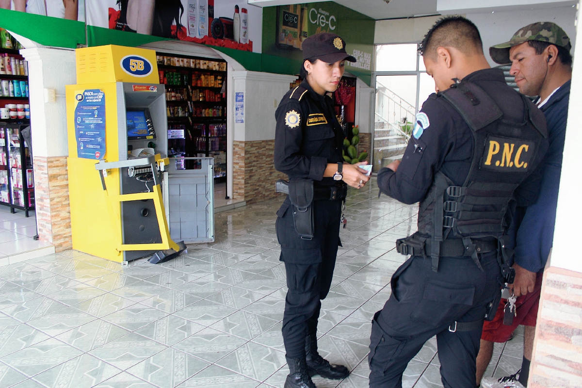 Agentes de  la PNC en el  comercial en Jutiapa, en donde desconocidos intentaron robar dinero de un cajero automático. (Foto Prensa Libre: Óscar González)