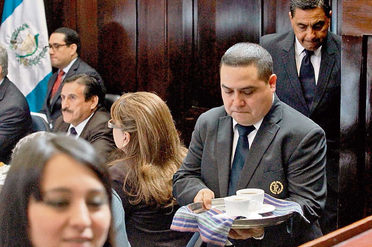 Congreso continuará con contrataciones de empleados, pese a las fuertes críticas que enfrenta, por los salarios elevados y el exceso de plazas.