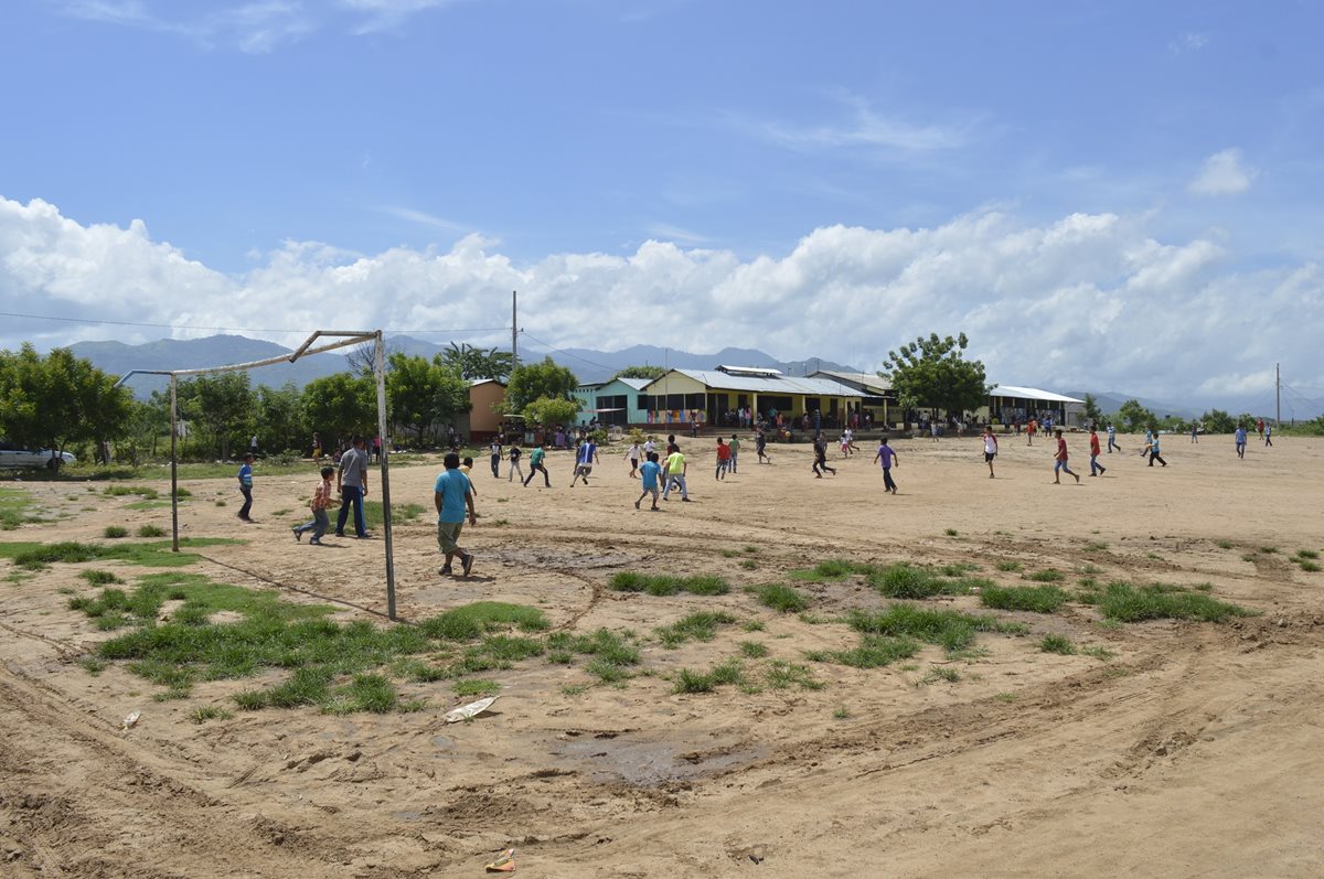 Alumnos juegan futbol en una cancha de tierra de la escuela. (Foto Prensa Libre: Mario Morales)