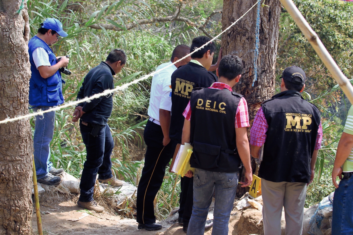 El cuerpo desmembrado de una mujer fue encontrado hoy. (Foto Prensa Libre: Estuardo Paredes).