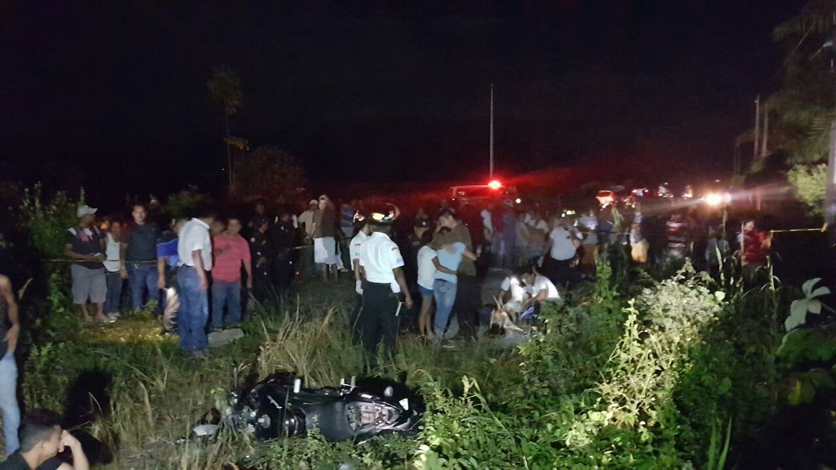 Socorristas acuden al lugar donde cuatro personas murieron en un accidente de tránsito en Puerto Barrios, Izabal. (Foto Prensa Libre: Dony Stewart)