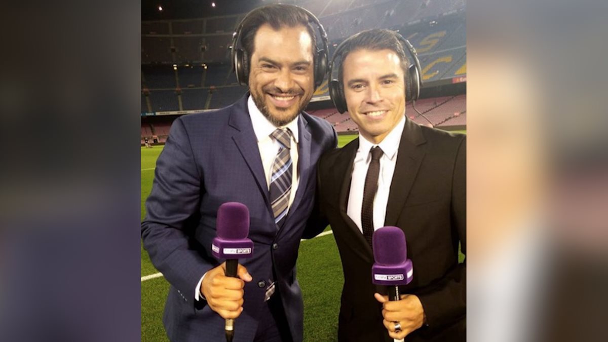 Carlos Ruiz posa junto a Javier Saviola durante la transmisión del clásico español por Bein Sports. (Foto Prensa Libre: Instagram cr20fish)