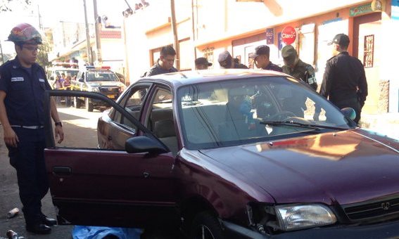 Bomberos Municipales cubren el cadáver de una de las víctimas, en La Comunidad, zona 10 de Mixco. (Foto Prensa Libre: Cortesía CBM)