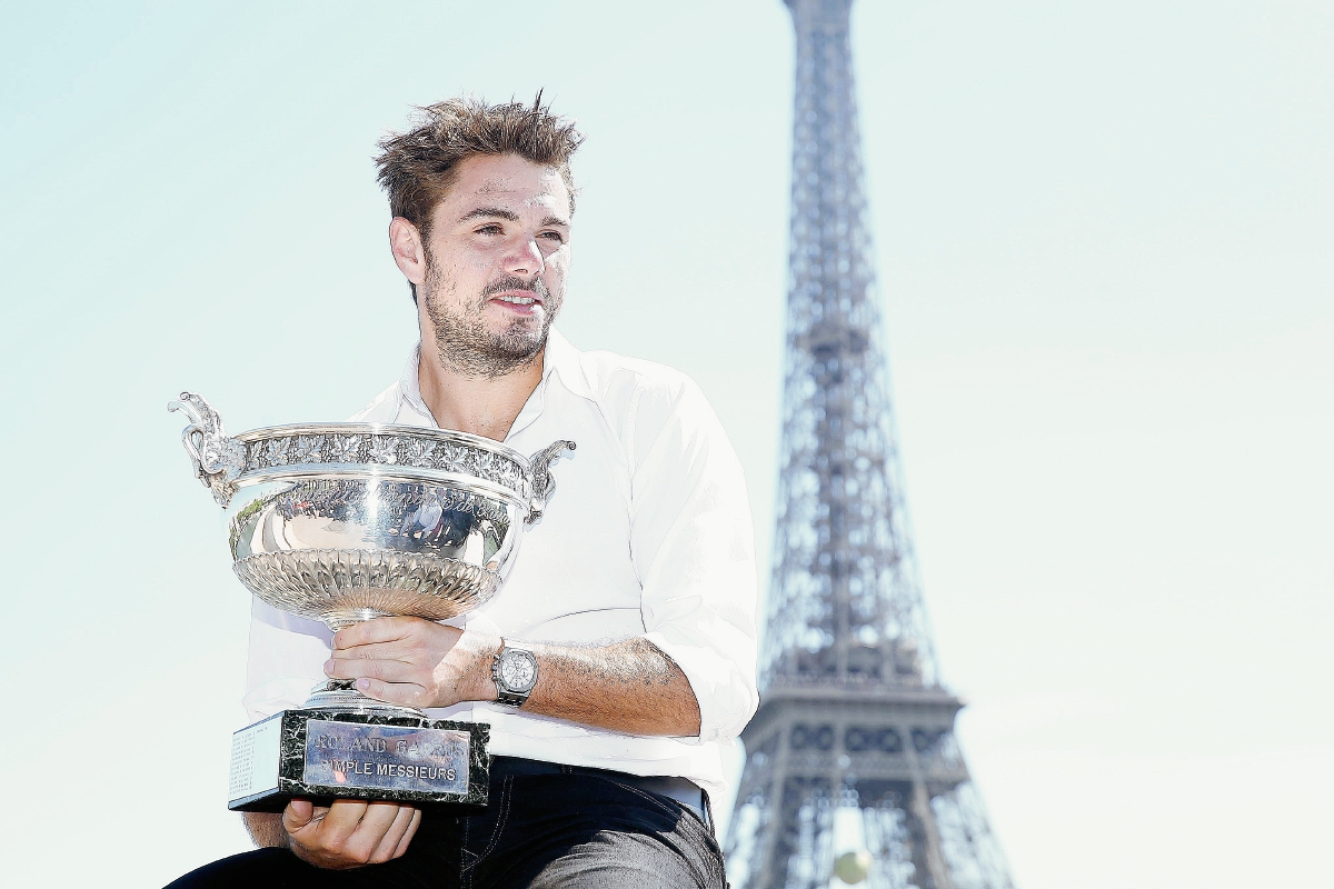 El tenista suizo Stan Wawrinka posa con el trofeo de Roland Garros junto a la torre Eiffel. (Foto Prensa Libre: EFE)
