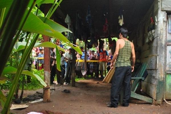 Escena del triple crimen ocurrido en la aldea Barrios, Nuevo San Carlos, Retalhuleu. (Foto Prensa Libre: Jorge Tizol)